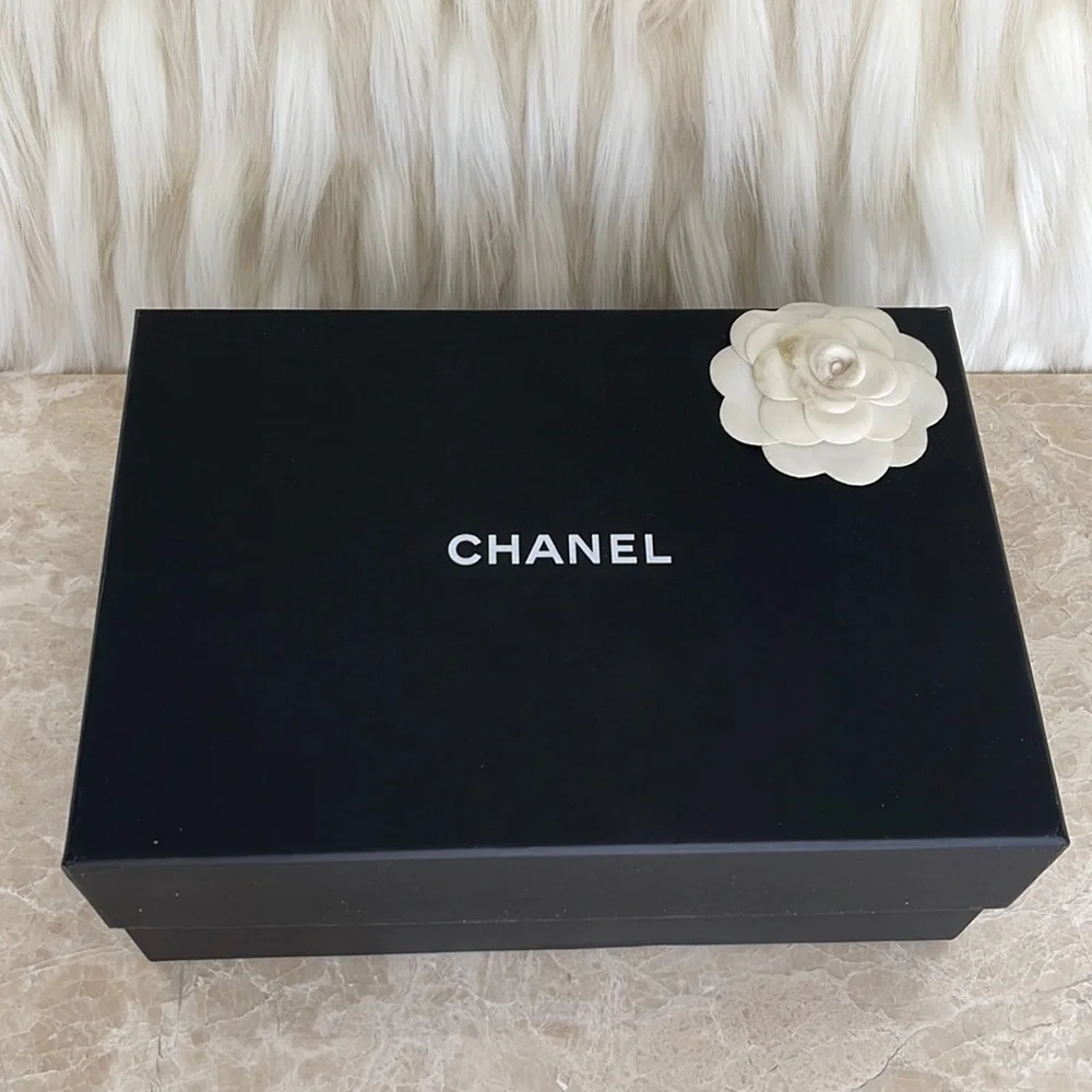 CHANEL Authentic 100% Luxurious Lamb leather bag - Picture 16 of 16